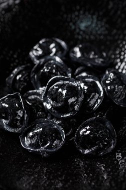 Geleneksel Rus köfteleri, siyah hamur için mürekkeple boyanmış. Tahtada hayat devam ediyor.