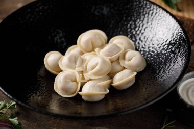 Geleneksel Rus böreği, el yapımı. Tahtada hayat devam ediyor.