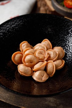 Geleneksel Rus köftesi, kırmızı hamura domates ezmesi. Tahtada hayat devam ediyor.