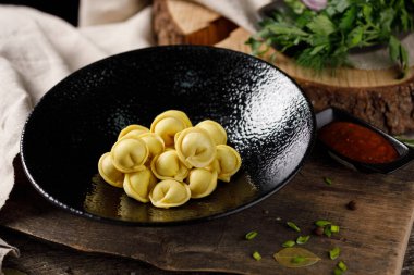 Lezzetli geleneksel Rus hamur tatlısı, zerdeçal hamuru. Tahtada hayat devam ediyor.