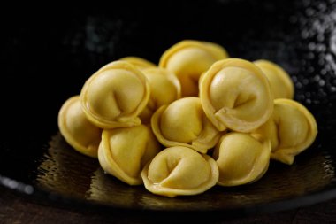 Lezzetli geleneksel Rus hamur tatlısı, zerdeçal hamuru. Tahtada hayat devam ediyor.