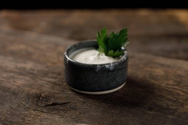 Ekşi krema ya da ahşap kapta yoğurt. Yemek pişirme konsepti.