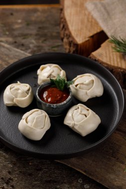 Doldurulmuş hamur tatlısı, mantı ve kıyma. Kapat..