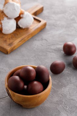 Dokusal arka planda pek çok renkli paskalya yumurtası var. Kırsal.