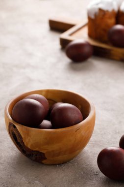 Dokusal arka planda pek çok renkli paskalya yumurtası var. Kırsal.