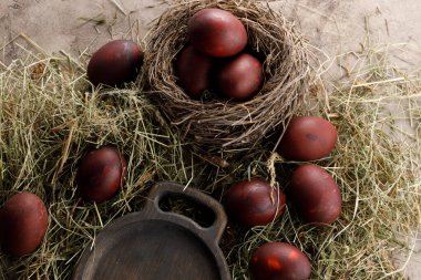 Dokusal arka planda pek çok renkli paskalya yumurtası var. Taşralı. Doğal bitkilerden dekorasyon.