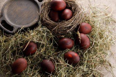 Dokusal arka planda pek çok renkli paskalya yumurtası var. Taşralı. Doğal bitkilerden dekorasyon.