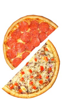 Pizza, beyaz arka planda iki yarım izole edilmiş. Karşı konsept.
