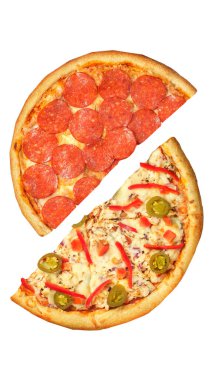 Pizza, beyaz arka planda iki yarım izole edilmiş. Karşı konsept.