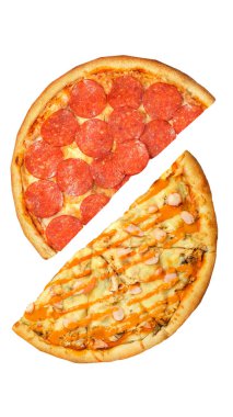 Pizza, beyaz arka planda iki yarım izole edilmiş. Karşı konsept.