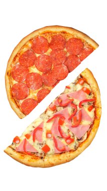 Pizza, beyaz arka planda iki yarım izole edilmiş. Karşı konsept.