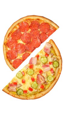 Pizza, beyaz arka planda iki yarım izole edilmiş. Karşı konsept.