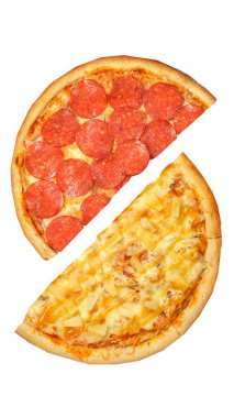 Pizza, beyaz arka planda iki yarım izole edilmiş. Karşı konsept.