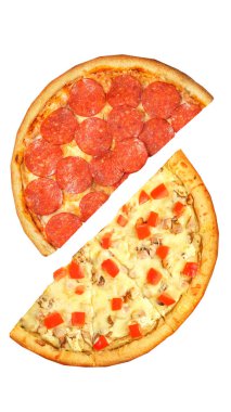 Pizza, beyaz arka planda iki yarım izole edilmiş. Karşı konsept.