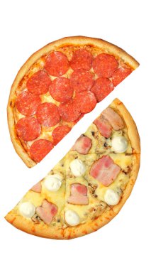 Pizza, beyaz arka planda iki yarım izole edilmiş. Karşı konsept.