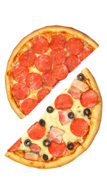 Pizza, beyaz arka planda iki yarım izole edilmiş. Karşı konsept.