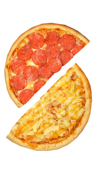 Pizza, beyaz arka planda iki yarım izole edilmiş. Karşı konsept.