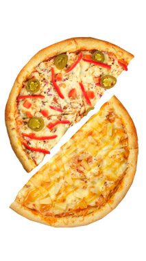 Pizza, beyaz arka planda iki yarım izole edilmiş. Karşı konsept.