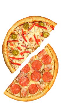 Pizza, beyaz arka planda iki yarım izole edilmiş. Karşı konsept.
