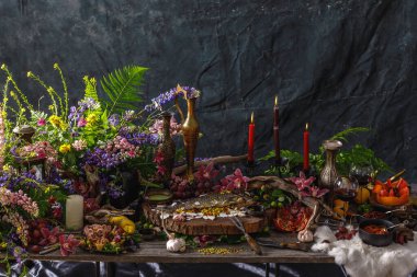 Balıklarla, bir bardak şarapla, eski tabaklarla, meyvelerle usta stilinde bir hayat. Zengin dekore edilmiş masa konsepti.