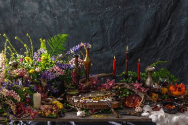 Balıklarla, bir bardak şarapla, eski tabaklarla, meyvelerle usta stilinde bir hayat. Zengin dekore edilmiş masa konsepti.