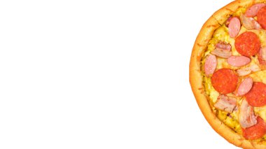 Beyaz arka planda izole edilmiş pizza. İtalyan yemeği konsepti. İştah açıcı pizza..