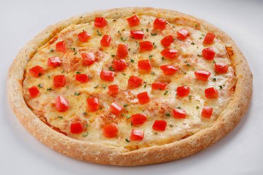 Beyaz arka planda izole edilmiş pizza. İtalyan gıda konsepti.