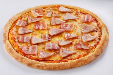 Beyaz arka planda izole edilmiş pizza. İtalyan gıda konsepti.