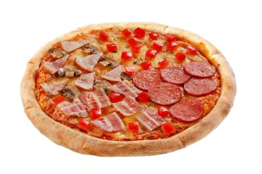 Beyaz arka planda izole edilmiş pizza. İtalyan gıda konsepti.