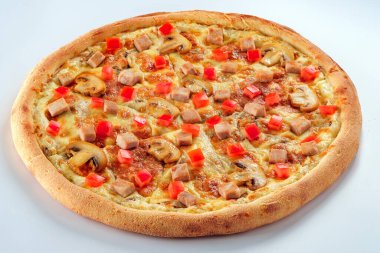 Beyaz arka planda izole edilmiş pizza. İtalyan gıda konsepti.