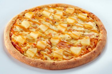 Beyaz arka planda izole edilmiş pizza. İtalyan gıda konsepti.