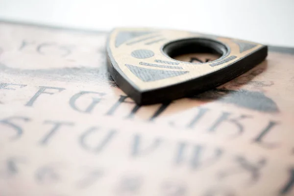 Mystisk Ritual Med Ouija Vit Bakgrund Djävulskoncept Svart Magi Eller — Stockfoto