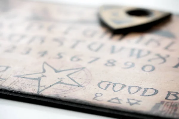 Mystisk Ritual Med Ouija Vit Bakgrund Djävulskoncept Svart Magi Eller — Stockfoto