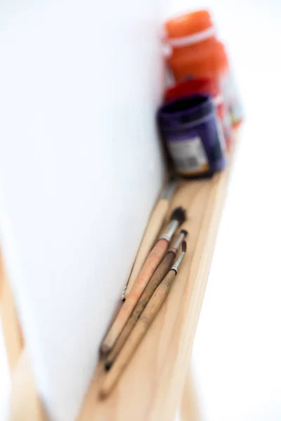 Partes Cavalete Preparação Para Desenho Pincéis Tintas Estão Cavalete Macro — Fotografia de Stock