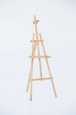 Beyaz arkaplanda izole edilmiş boş bir sehpa. izole.