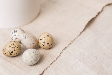 Durgun hayat. Tekstil peçetesinde bıldırcın yumurtası. Kırsal.