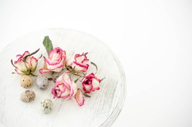 Güllerle dolu bir hayat. Bıldırcın yumurtaları ahşap tezgahta. Kırsal.