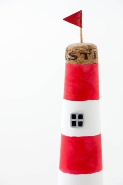 Renkli kağıttan el yapımı deniz feneri. El işi ve hobi konsepti.