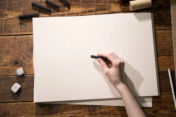 Detailní Záběr Malíře Bílém Prostěradle Muž Drží Tužku Kreslí — Stock fotografie