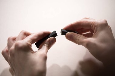 Elleri yakın çekim. Ressamın elinde çizim yapmak için kalemler.