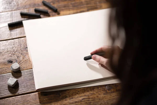 Vue Rapprochée Peintre Sur Une Feuille Blanche Homme Tient Crayon — Photo