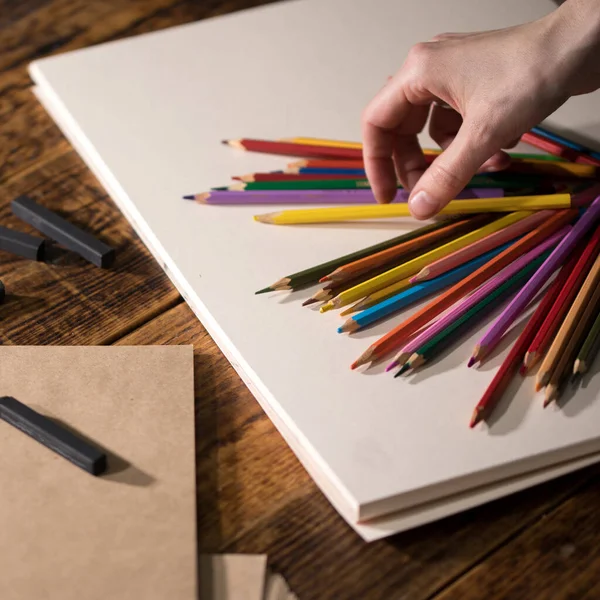 Vue Rapprochée Artiste Sur Une Feuille Vierge Main Tient Crayon — Photo