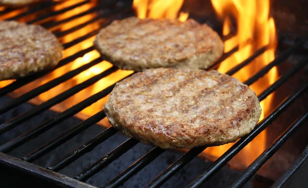 Hamburger che cucinano sulla griglia — Foto Stock