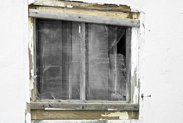 Старое бегущее наружное окно и рама отчаянно нуждаются в ремонте . — стоковое фото