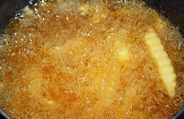 Batatas fritas cozinhando em fritadeira — Fotografia de Stock