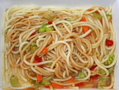 Erişte, et suyu ve sebze mikro dalgada yemek