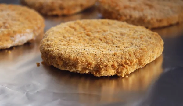 Patty hamburguesa de pollo empanado congelado de papel de aluminio - listo para cocinar —  Fotos de Stock