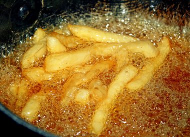 Yemek ve köpüren bir fritöz patates kızartması
