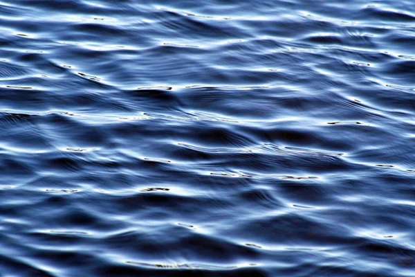 Όμορφη γαλάζια νερά κυματισμό — Φωτογραφία Αρχείου