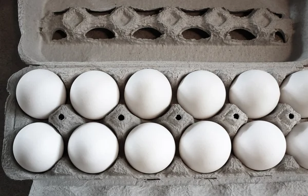 Caja de huevos blancos ecológicos sanos y nutritivos —  Fotos de Stock